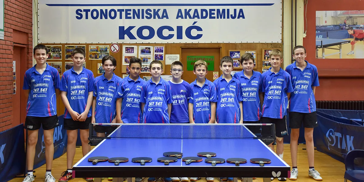 Trening tehnike stonog tenisa za decu