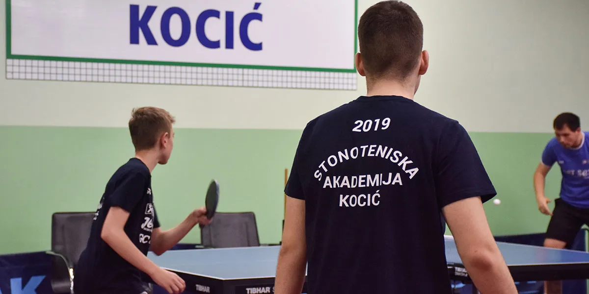 Deca na treningu u školi stonog tenisa Akademije Kocić